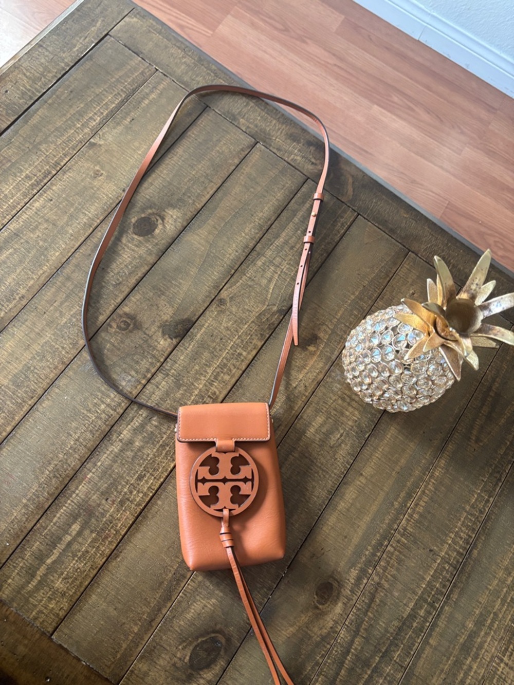 Tory Burch Terracotta Leather Crossbody Phone Bag with Logo Charm - Picture 3 of 3